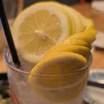 ニュー大衆居酒屋 三ぞう - 名物生レモンサワー。