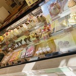 パティスリー ティティ - 入り口入ってすぐケーキ