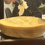 オリベート - チーズはその場で削ってくれる。十分な量あり。