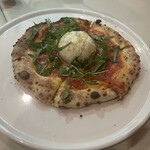 オリベート - ブラータチーズのマルゲリータ　生地が薄いのにもちもちで最高！チーズが冷製なので熱々ではなくなってしまうがそれでもおいしい