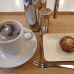 トーコーキッチン - ブルーベリー入りマフィン　ホットコーヒー