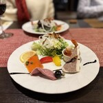 プロペラ - 肉・魚・野菜がバランスよく並ぶ一皿。少しずつ味わえるのが嬉しい、満足度の高い前菜です。