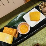 海栗屋 - 季節の前菜はつぶ貝味噌煮と数の子､塩ウニと卵焼き2種