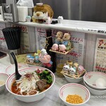 蒙古タンメン中本 - これよりお隣さんの麺リフト