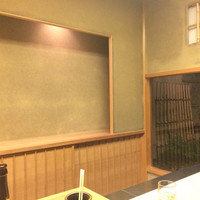 緒方 - カウンターからは坪庭が。