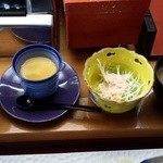 吉野寿司 - ランチ（特選にぎり）の、あら汁、サラダ、茶わん蒸し、フルーツ
