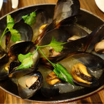 トラットリア ラパーチェ - 愛知県産ムール貝の白ワイン蒸し