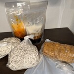 ラーメン二郎 - 土曜日限定のテイクアウト。右は¥1500の豚。