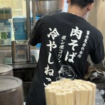 麺処 盛盛 - 若き店主さんの後ろ姿、TシャツがE！