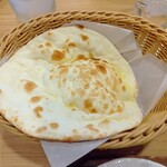インドダイニング ドルガ - ハーフ＆ハーフランチのナン