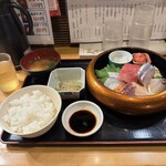 博多魚がし - 大阪は左にご飯と味噌汁です。