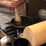 Ebisukuroiwa - 黒わらび餅を練ってます。