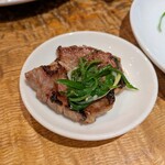 じんぎすかん マルタケ - ネギを乗せて（塩ジンギスカン）