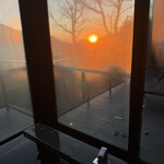 炭火鉄板焼　杜季 - 部屋の温泉からの朝日