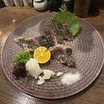 酒菜 山もと山もと - すじカツオ直炭塩タタキ