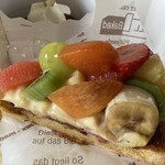 エスポワール - このタルトだけ買った翌々日に食べたのでフルーツから水分が出たのかカスタードクリームが緩めだった。この写真も翌々日のなのでバナナをはじめフルーツがベストの状態ではない。早く食べなくてごめんよ､､､