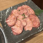 焼肉山河 - 定番の厚切たん塩