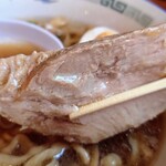 ケンチャンラーメン - チャーシュー、分厚いほう。