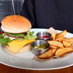 カフェ マンチーズ - 厚切りチェダーチーズバーガー（アボカド追加）