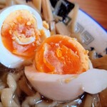 ケンチャンラーメン - 煮卵くん、割った所。