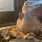 肉のよいち - タンが焼けました