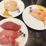 すし 銚子丸 杉並宮前店 - 本マグロ3カン、オーロラサーモン、共に旨し！時間なくて早く食べられればと思って適当に回転寿司屋に入ったつもりが吃驚！ま、お値段もそれなりだったけど笑。気軽にこのレベルが頂けるならまた行きます♥