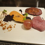 冷製フォアグラのコンフィ、パン・ド・エピスと伊・シシリア産ヘーゼルナッツのプリン、生の巨峰と干し葡萄、赤ワインのブリニ添え1