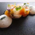 レストラン　カズ - ブリのマリネとカキ　蕪のエスプーマ