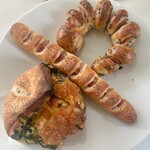 山のパン屋 ダディーズ・ベーカリー - ほうれん草チーズ、ベーコンペッパー、セサミフランク