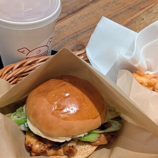 非売品　トリキバーガー　バッジ 実食】渋谷に『トリキバーガー』2号店オープン！鳥貴族の“サクじゅわ