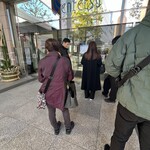 さわやか - コレはデパート開店前の並び。私の後ろに20組くらい