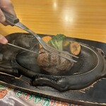 さわやか - まずは店員さんが丸いハンバーグを割って仕上げてくれる