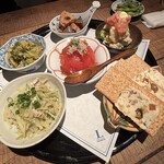 LANTERNE - おばんざい盛り合わせ右手前のレーズンバター良いよ