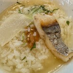 Ramen FeeL - 梅しそご飯に蕪と鰆の焼きをのせて塩スープをかけると〆のおじやが完成♪