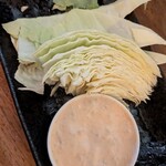 関内もつ肉店 - 肉味噌キャベツ