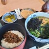 京甘味 文の助茶屋 - 文の助膳(税込1,441円)
①茶蕎麦(油揚げ&刻み海苔&若布&刻み青葱)②山椒縮緬雑魚載せ白ご飯③お漬け物(沢庵&高菜)④蕨餅
京風の山椒縮緬雑魚の香りが京都らしさを醸し出しており印象的でした