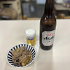 千石食堂 - 肉皿と瓶ビール