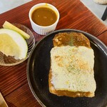 vege&fruit 梟 - カレートースト（650円）