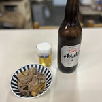 千石食堂 - 肉皿と瓶ビール