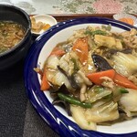 中国料理 頤和園 - 中華飯と酸辣湯麺（半分食べかけ）