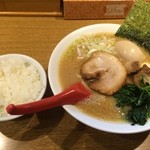 武松家 - ラーメン＋ライス（サービス）＋ブツ切りチャーシュー＋崩れ煮玉子