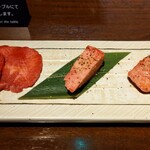 焼肉居酒家 韓の台所 - 牛タン 3種盛り ハーフ