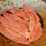 焼肉居酒家 韓の台所 - 牛ツラミ 厚手なのでハサミをもらって切り分けさせてもらいました