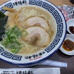 久留米ラーメン 清陽軒 西鉄久留米駅店 - 豚のラードを揚げたカリカリが徐々に溶けて旨みが増します。