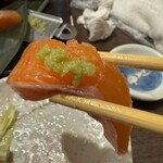 卯屋 - 信州サーモン刺しアップ