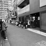 らーめん かねかつ - 食べ終えた時もまだまだ行列が！　大人気のかねかつさん！！