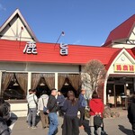 馬鹿旨 - 開店3分前ぐらい、車で待機していた方が入口付近に集まります。
