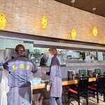 馬鹿旨 - 開店直後、厨房奥に見えるのは干支付きの達磨さん