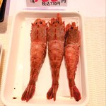 釧路和商市場 - ゴジラ海老 顔がゴジラみたいだからこの名前。珍しいものらしい。甘くて美味しかった！