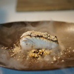 NARISAWA - サワラ　七穀米　ユズ（かかっているのは液体窒素で凍らせたユズのドレッシング）